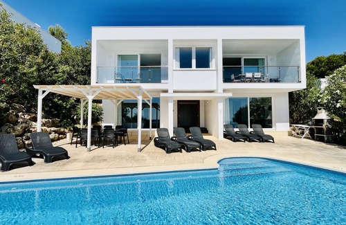 Coves Noves House | Seaside Retreat with Pool and Breathtaking Ocean Views