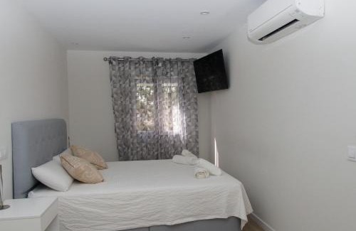 La Latina Apartment | Modern Retreat with Easy Parking and Pet-Friendly Options