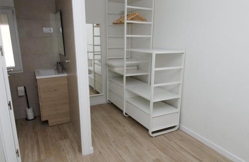 La Latina Apartment | Modern Retreat with Easy Parking and Pet-Friendly Options