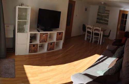 Guejar Sierra Apartment | Cozy Apartment in Güejar Sierra with Terrace & Wi-Fi