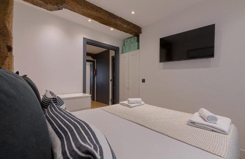 Bilbao Old Town Apartment | Elegant Stay in Historic Casco Viejo with Breakfast Included