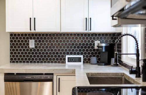 Lake Worth Villa | Cozy ModernTropic 2bd/1ba Retreat Near Beach Oasis