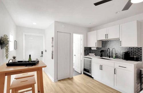 Lake Worth Cottage | Tranquil Tropic Cottage with Private Yard & Ocean Views