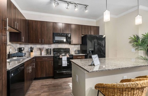 Greater Heights Apartment | Modern King Bed Retreat with Pool, Gym & Spa Amenities