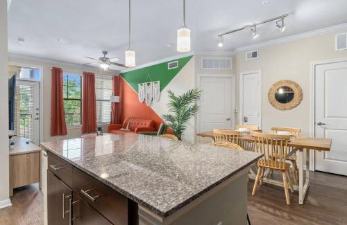 Lazybrook/Timbergrove Apartment | Trendy King Bed Retreat with Pool & Gym Access