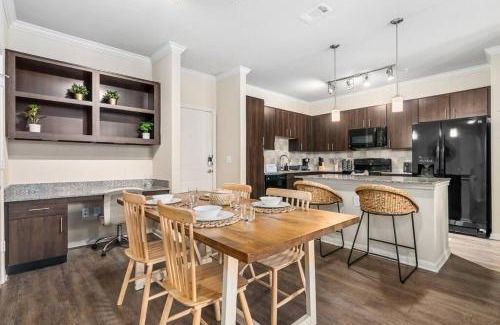 Lazybrook/Timbergrove Apartment | Trendy King Bed Retreat with Pool & Gym Access