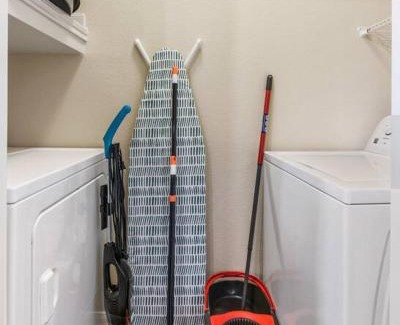 Lazybrook/Timbergrove Apartment | Trendy King Bed Retreat with Pool & Gym Access