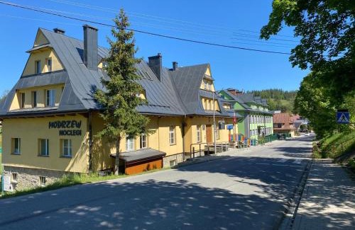 Ludzmierz Apartment | Discover MODRZEW: Family-Friendly Stay in Pyzówka
