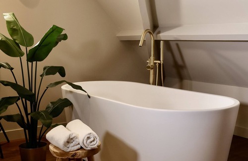 Appeltern Hotel | Discover Moeke Mooren: Family-Friendly Getaway with Pool