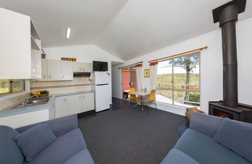 Ebor Cottage | Scenic Moffat Falls Cottage with Waterfall Views & Breakfast