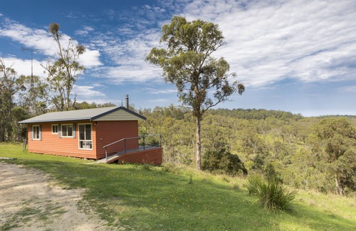 Ebor Cottage | Scenic Moffat Falls Cottage with Waterfall Views & Breakfast