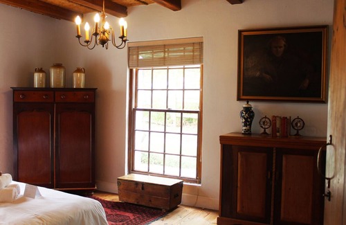 Swellendam House | Discover Moffid's Place: Top-Rated Poolside Retreat