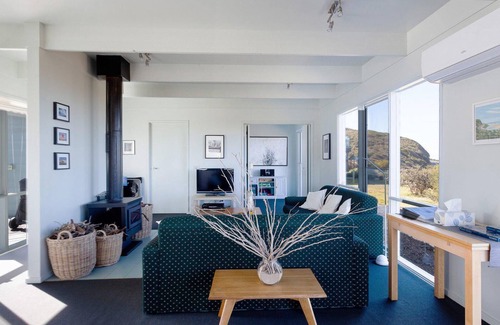 Moggs Creek House | Captivating Mogg's View: Oceanfront Escape Near Moggs Beach