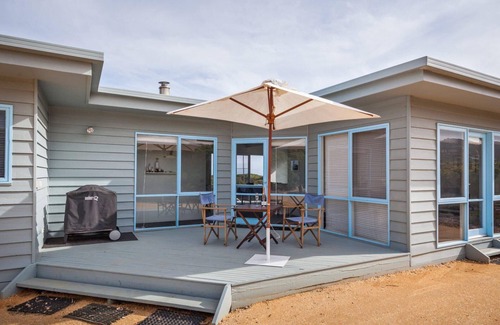 Moggs Creek House | Captivating Mogg's View: Oceanfront Escape Near Moggs Beach