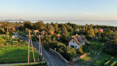 Badacsonytordemic Apartment | Relax at Mogyorósi Apartman: Child-Friendly Retreat