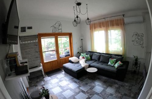 Lakitelek House | Oceanfront Retreat: Moha és Páfrány Vendégház Awaits