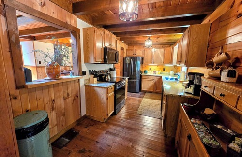 Nisbet House | Perfect Getaway at Mohawk Mountain Lodge - Pets Welcome!