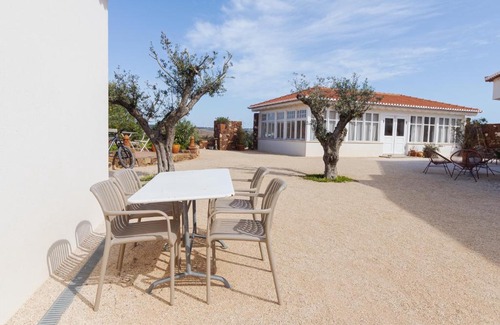 Vila do Bispo Bed & Breakfast | Discover Moinho Calmo: Top-Rated Family-Friendly Retreat