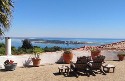 Nossa Senhora da Anunciada Villa | Moinho do Marco: Oceanfront Escape with Pool & Family Fun