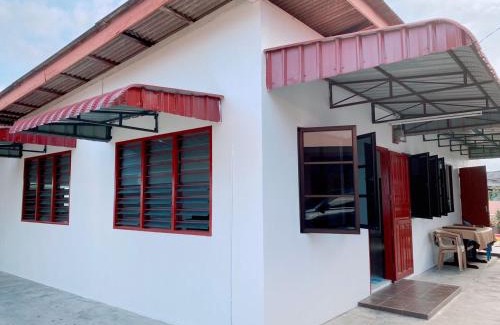 Kampung Batin House | Budget-Friendly Mok House - Unit 1: Family Welcoming Retreat