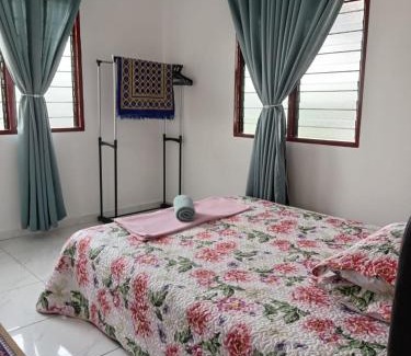 Kampung Batin House | Budget-Friendly Mok House - Unit 1: Family Welcoming Retreat