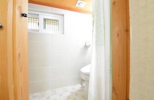Andong House | Cozy Mokjae Gotaek: Family-Friendly with Breakfast Included