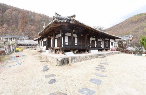 Andong House | Cozy Mokjae Gotaek: Family-Friendly with Breakfast Included