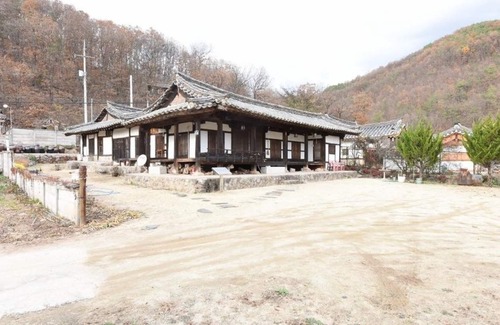 Andong House | Cozy Mokjae Gotaek: Family-Friendly with Breakfast Included