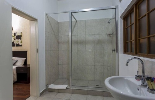 Chingola Hotel | Discover Mokorro Hotel: Family-Friendly with Pool & Restaurant