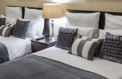 Chingola Hotel | Discover Mokorro Hotel: Family-Friendly with Pool & Restaurant
