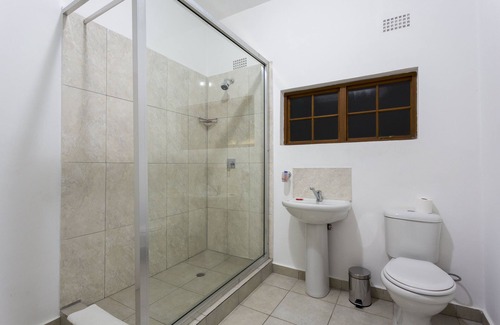Chingola Hotel | Discover Mokorro Hotel: Family-Friendly with Pool & Restaurant
