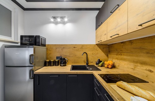 Sielce Apartment | Explore Mokotów Sobieskiego: Family-Friendly & Breakfast Included