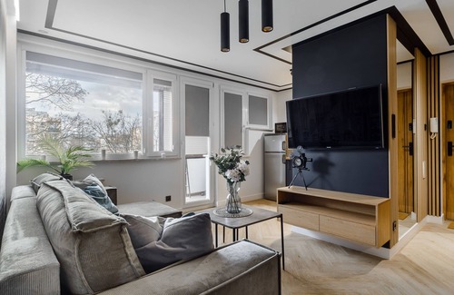 Sielce Apartment | Explore Mokotów Sobieskiego: Family-Friendly & Breakfast Included