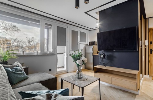 Sielce Apartment | Explore Mokotów Sobieskiego: Family-Friendly & Breakfast Included