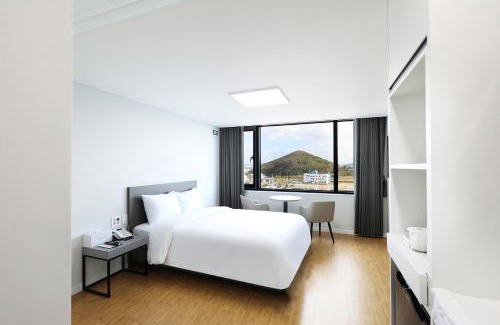 Mokpo Hotel | Oceanfront Bliss at Mokpo Ocean Hotel with Scenic Views