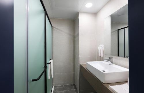 Mokpo Hotel | Oceanfront Bliss at Mokpo Ocean Hotel with Scenic Views