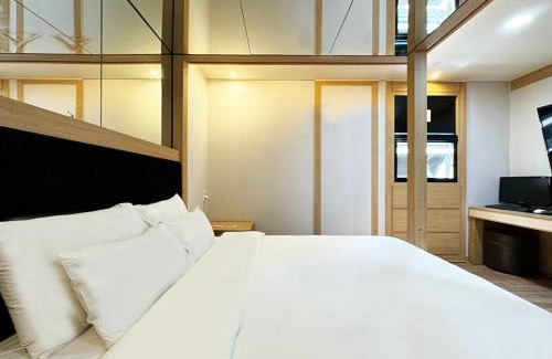Mokpo Hotel | Inviting Mokpo Well Hotel: Family-Friendly with Hot Tub