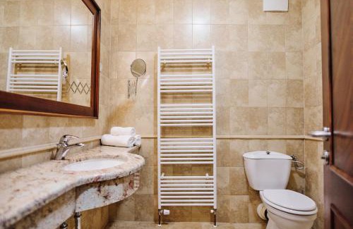 Jesenice Hotel | Elegant Mokrice Castle Estate with Family-Friendly Dining