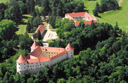 Jesenice Hotel | Elegant Mokrice Castle Estate with Family-Friendly Dining