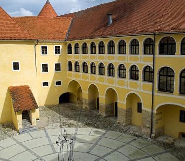 Jesenice Hotel | Elegant Mokrice Castle Estate with Family-Friendly Dining