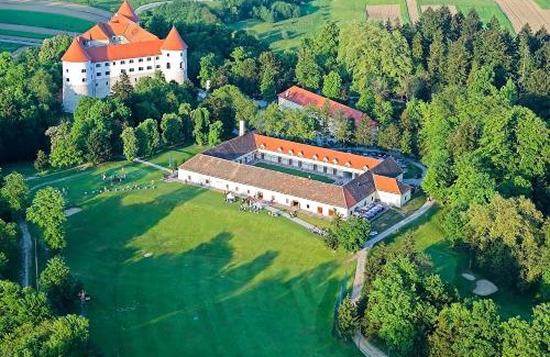 Jesenice Hotel | Elegant Mokrice Castle Estate with Family-Friendly Dining