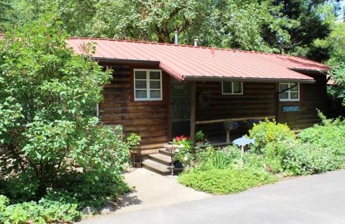 Molalla House | Cozy Molalla River Cottage - Family-Friendly Retreat