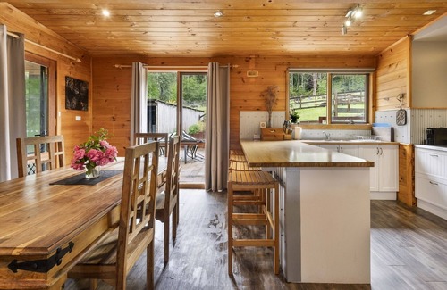 Mole Creek House | Cozy Mole Creek Cabins: Family-Friendly with Kitchen Access
