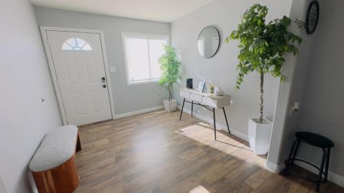 Torrey Pines Ranch House | Discover Molino: Pet-Friendly Stay with Pool & Breakfast