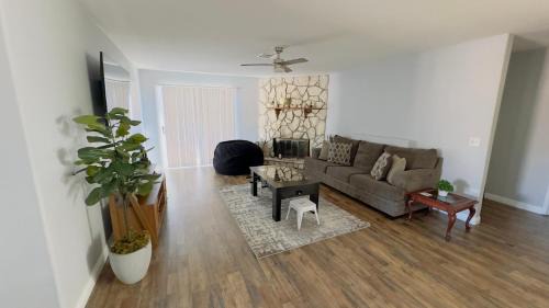 Torrey Pines Ranch House | Discover Molino: Pet-Friendly Stay with Pool & Breakfast