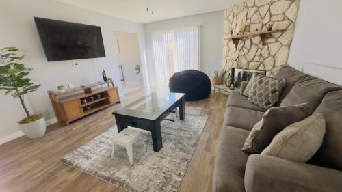 Torrey Pines Ranch House | Discover Molino: Pet-Friendly Stay with Pool & Breakfast