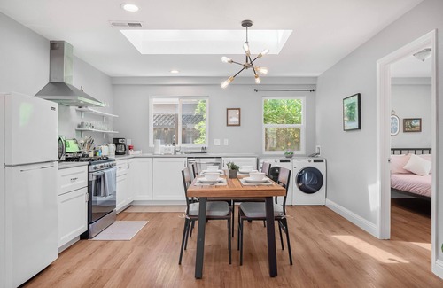 Willow Glen House | MolivuHomes 2BR | PrivateYard | Kid & Pet-friendly