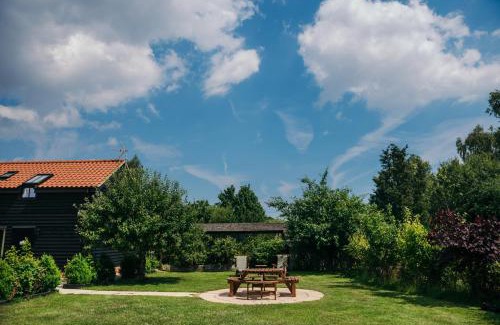 Saxmundham Apartment | Discover Mollett's Farm: Pet-Friendly Haven with Breakfast
