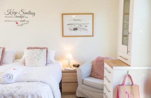 Saxmundham Apartment | Discover Mollett's Farm: Pet-Friendly Haven with Breakfast