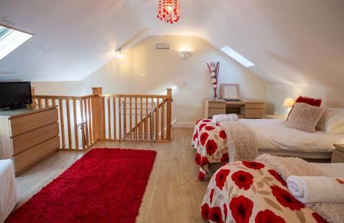 Saxmundham Apartment | Discover Mollett's Farm: Pet-Friendly Haven with Breakfast